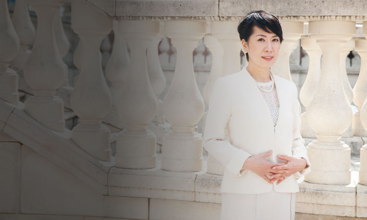 金田 和香子さんの左写真