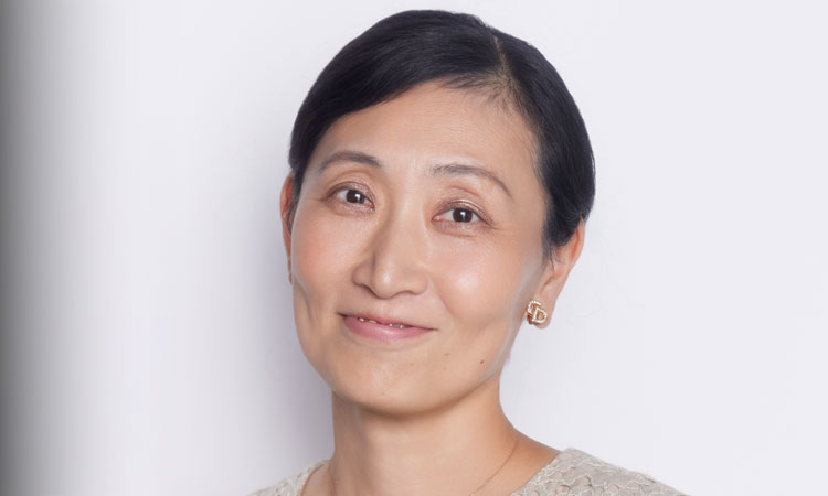 神原 愛さんの左写真